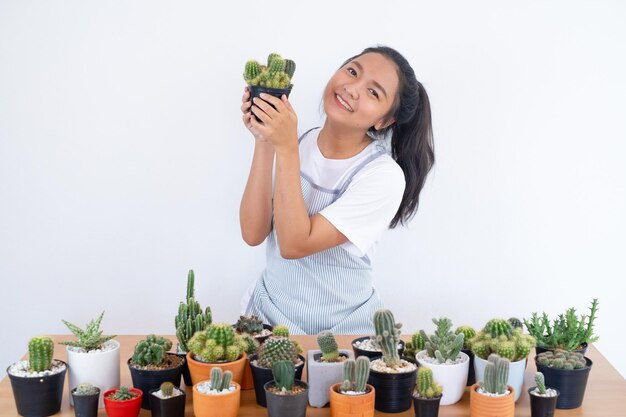 Heureuse fille souriante avec cactus