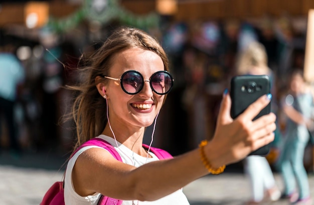 Heureuse fille touristique prenant Selfie