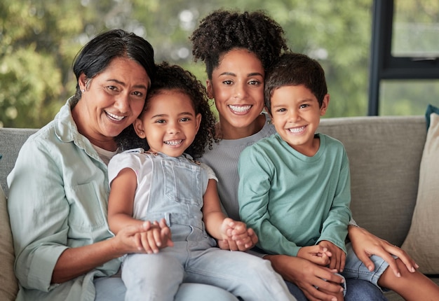 Heureuse grand-mère de famille et maman avec ses enfants dans un portrait à la maison profitant de temps de qualité le jour de la fête des mères