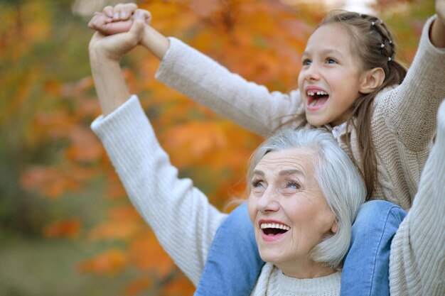 Heureuse grand-mère et petite-fille