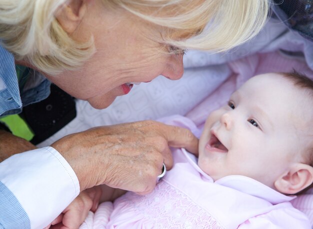 Heureuse grand-mère souriante avec bébé