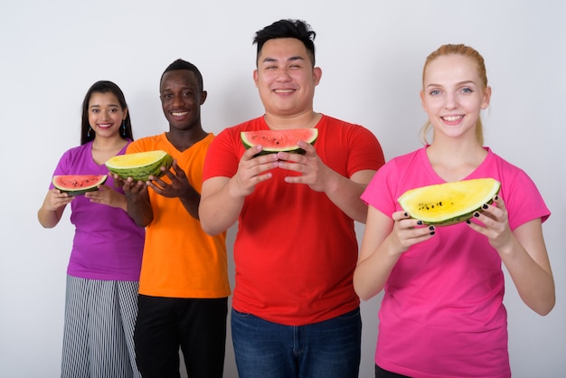 Photo heureuse jeune adolescente avec un groupe diversifié d'amis multiethniques