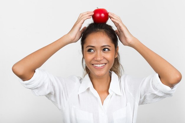 Heureuse jeune belle femme d'affaires asiatique aux cheveux bruns