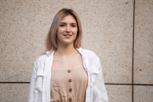 Heureuse jeune belle femme marchant dans la rue Image de belle femme élégante