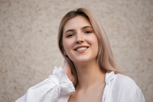 Heureuse jeune belle femme marchant dans la rue Image de belle femme élégante