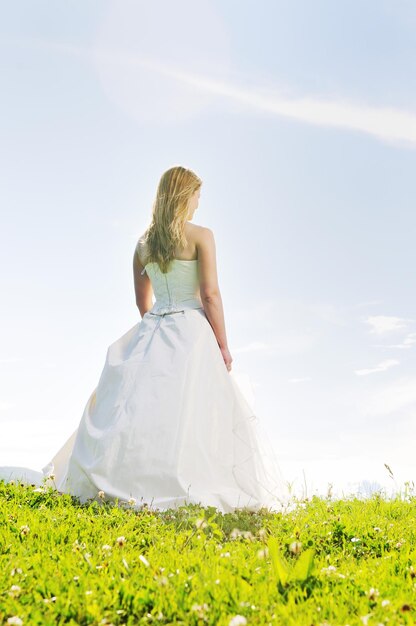 heureuse jeune belle mariée après l'événement de cérémonie de mariage amusez-vous