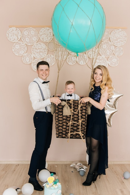 Heureuse jeune famille célèbre le premier anniversaire de l'enfant