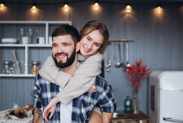 Heureuse jeune famille dans une cuisine confortable ensemble