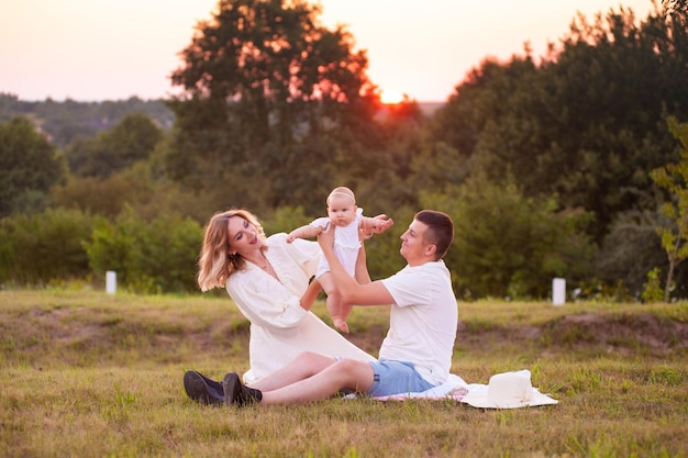 Heureuse jeune famille journée d'été en plein air