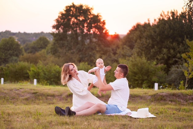 Heureuse jeune famille journée d'été en plein air