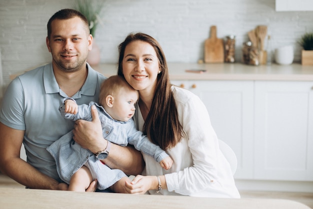 Heureuse jeune famille joyeuse à la maison