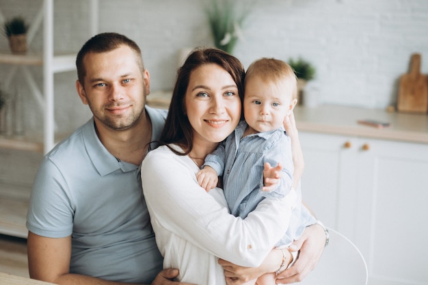 Heureuse jeune famille joyeuse à la maison