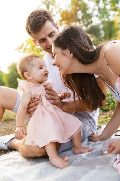 Heureuse jeune famille avec petite fille passant du temps