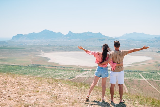 Heureuse jeune famille en vacances