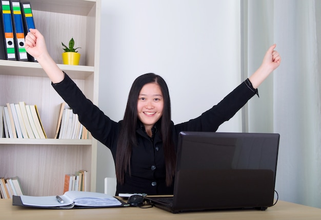 Heureuse jeune femme d&#39;affaires asiatique avec le geste de la réussite