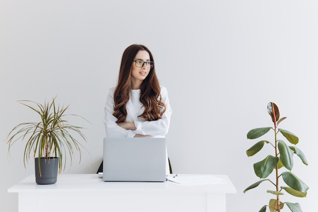 Heureuse jeune femme d'affaires confiante et détendue