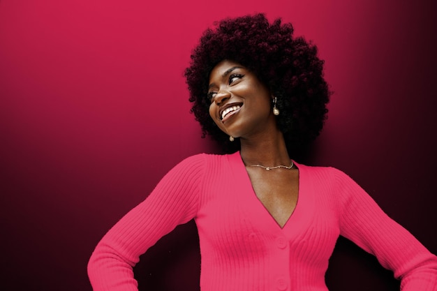 Heureuse jeune femme africaine aux cheveux Couleur de l'année 2023 viva magenta