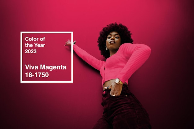 Heureuse jeune femme africaine aux cheveux Couleur de l'année 2023 viva magenta