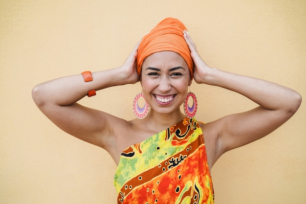 Heureuse jeune femme africaine souriante à la caméra - Focus on face
