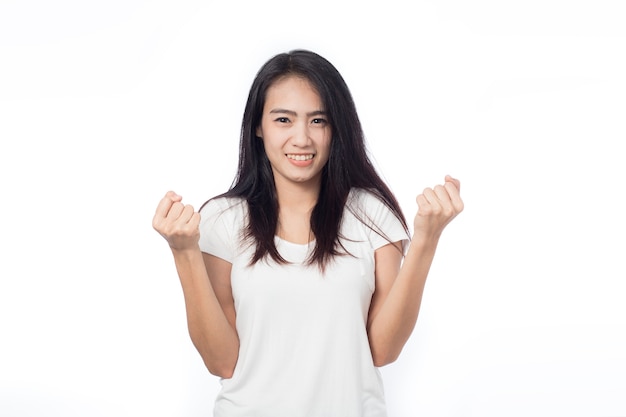 Heureuse jeune femme asiatique faisant signe de la victoire isolé sur blanc