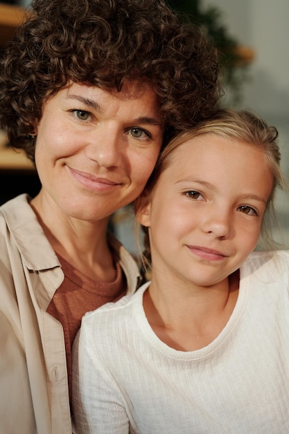 Heureuse jeune femme aux cheveux bouclés noirs courts et sa jeune fille