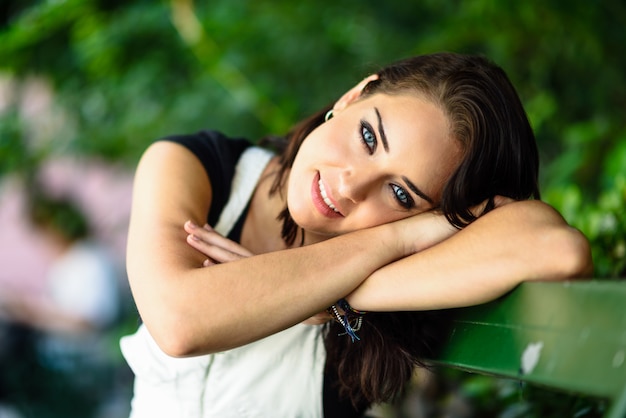 Heureuse jeune femme aux yeux bleus, regardant la caméra