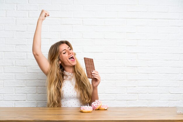 Heureuse jeune femme blonde au chocolat