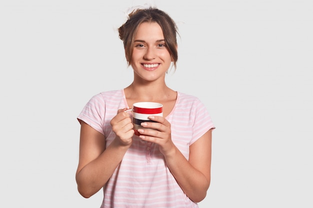 Heureuse jeune femme brune a de la bonne humeur le matin