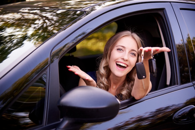 Heureuse Jeune Femme Avec Des Clés En Auto.