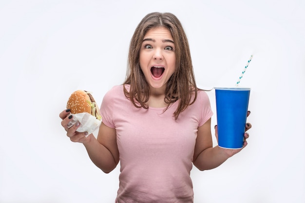 Heureuse jeune femme crier à la caméra