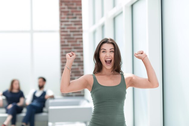 Heureuse jeune femme debout au bureau de la Banque