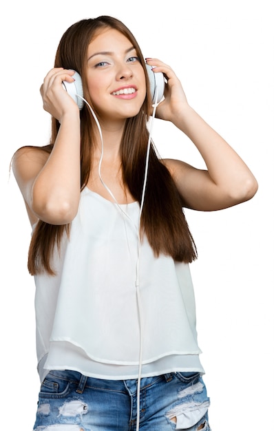 Heureuse jeune femme écoutant de la musique avec des écouteurs