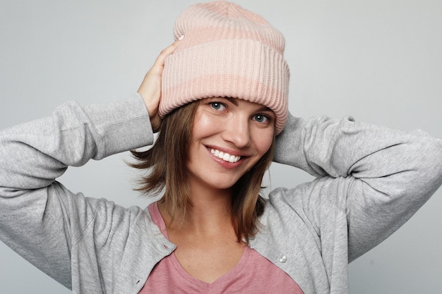 Heureuse jeune femme émotive portant un chapeau rose