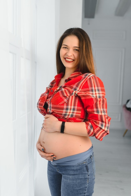 Heureuse jeune femme enceinte en attente d'un enfant