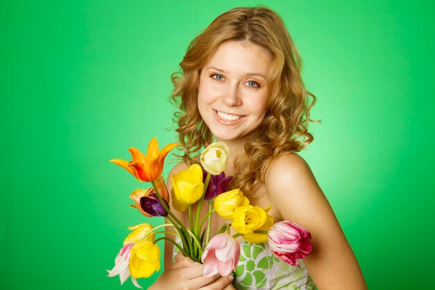 Heureuse Jeune Femme étreignant Un Bouquet De Tulipes