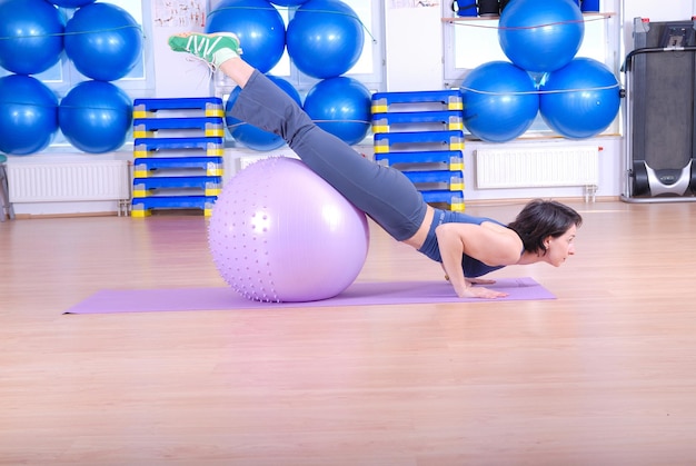 .heureuse jeune femme faisant de l'exercice dans une salle de sport