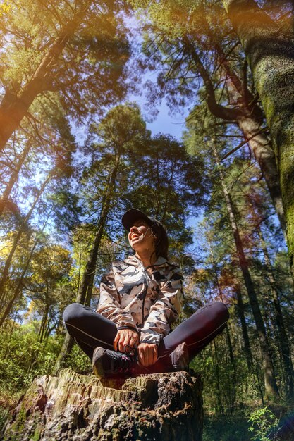 Heureuse jeune femme hispanique dans la forêt d'été