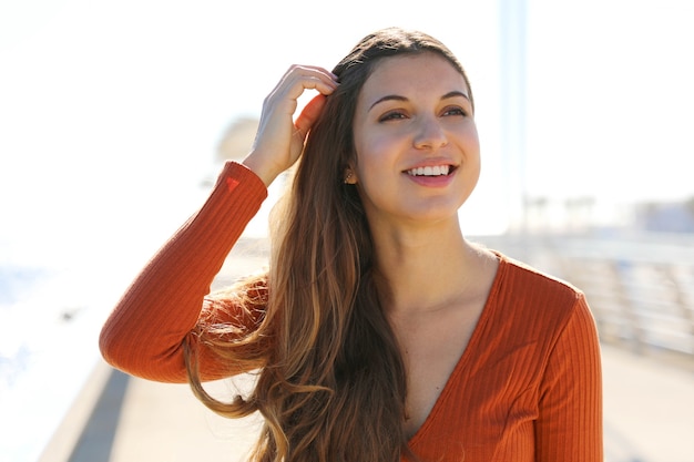 Heureuse jeune femme insouciante détendue sur la plage