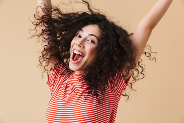 Photo heureuse jeune femme isolée sur mur beige