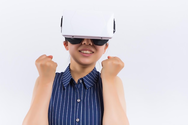 Heureuse jeune femme jouant sur des lunettes VR à l'intérieur Concept de réalité virtuelle avec une jeune fille s'amusant avec des lunettes de casque touchant l'air pendant l'expérience VR Tendance de la génération numérique