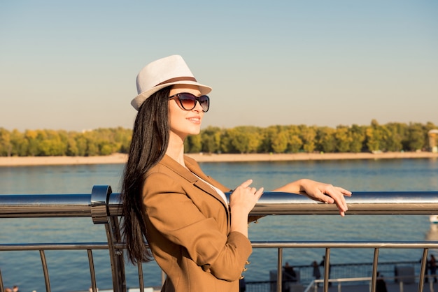 Heureuse jeune femme avec des lunettes de soleil