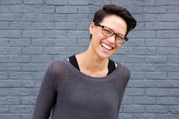 Heureuse jeune femme avec des lunettes