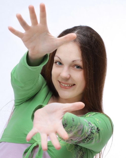 Heureuse jeune femme moderne qui s'étend des mains vers l'avant