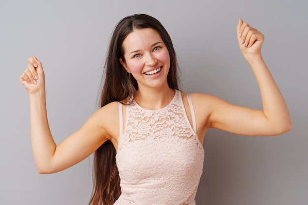 Heureuse jeune femme montrant sa victoire