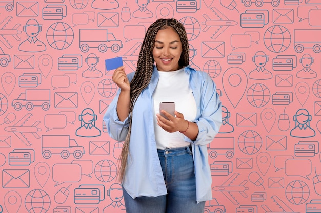 Heureuse jeune femme noire bancaire en ligne à l'aide d'un collage de smartphone
