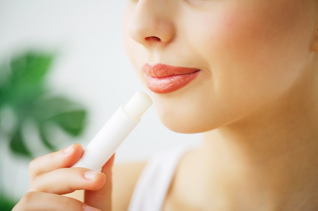 Photo heureuse jeune femme avec une peau parfaite, un maquillage naturel et un beau sourire. portrait de femme avec les épaules nues