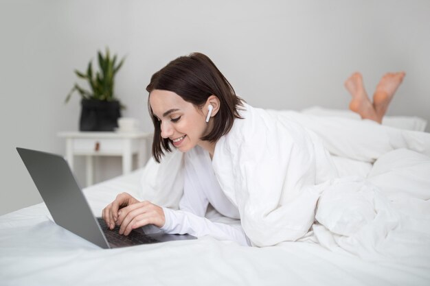 Heureuse jeune femme pigiste travaillant à domicile