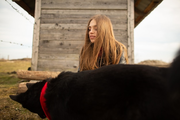 Heureuse Jeune Femme Plaing Avec Son Chien Noir