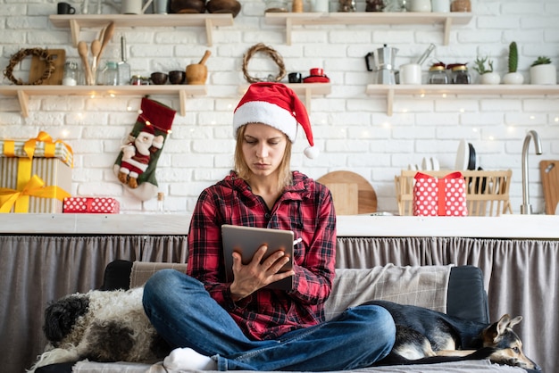 Heureuse jeune femme portant bonnet de Noel