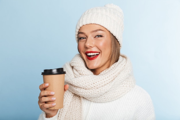 Heureuse Jeune Femme Portant Un Pull Et Un Chapeau, Tenant Un Café à Emporter